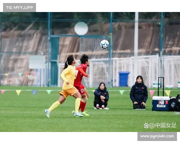 U18中日女足激战后温情时刻 球员互换队旗携手共赴亚青赛 U18中日女足激战后温情时刻 球员互换队旗携手共赴亚青赛